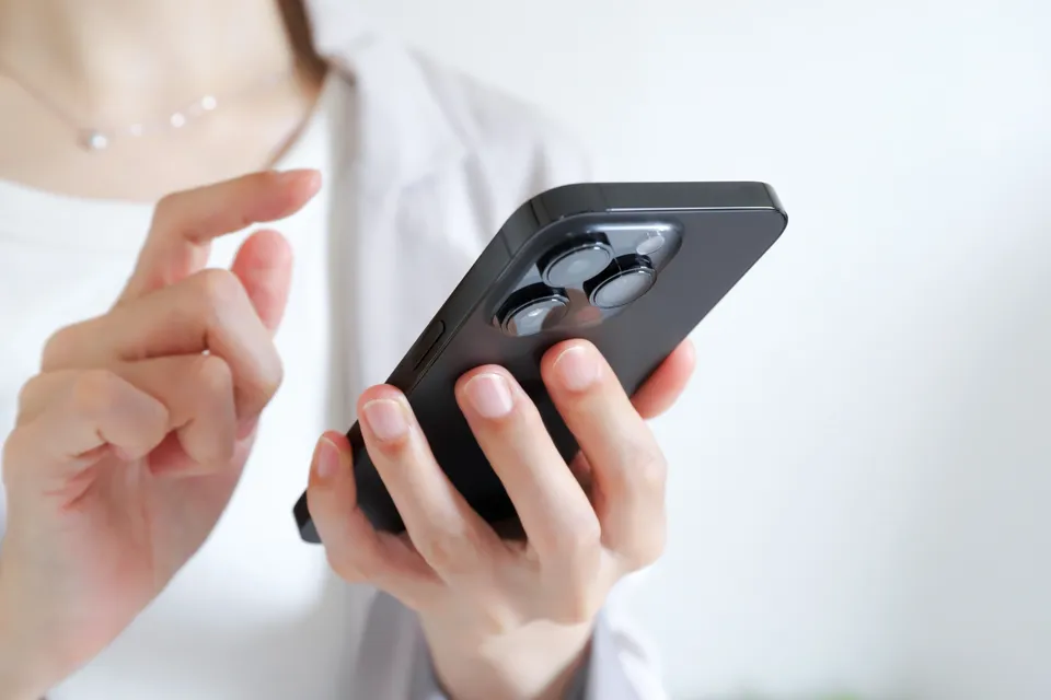 スマートフォンで相談する様子